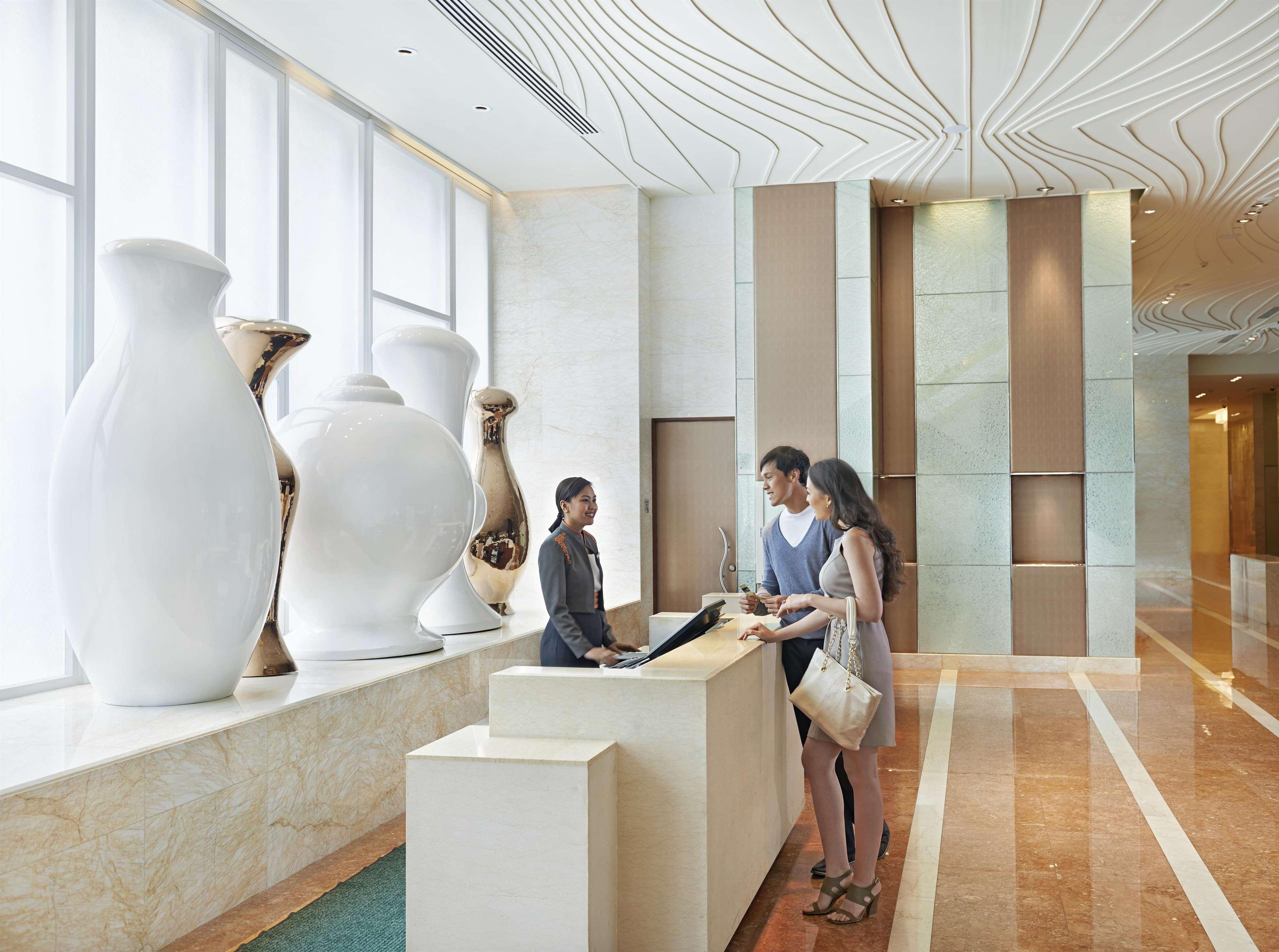 Fairmont Makati Hotel Makati City Kültér fotó Concierge at the Mandarin Oriental, Hong Kong