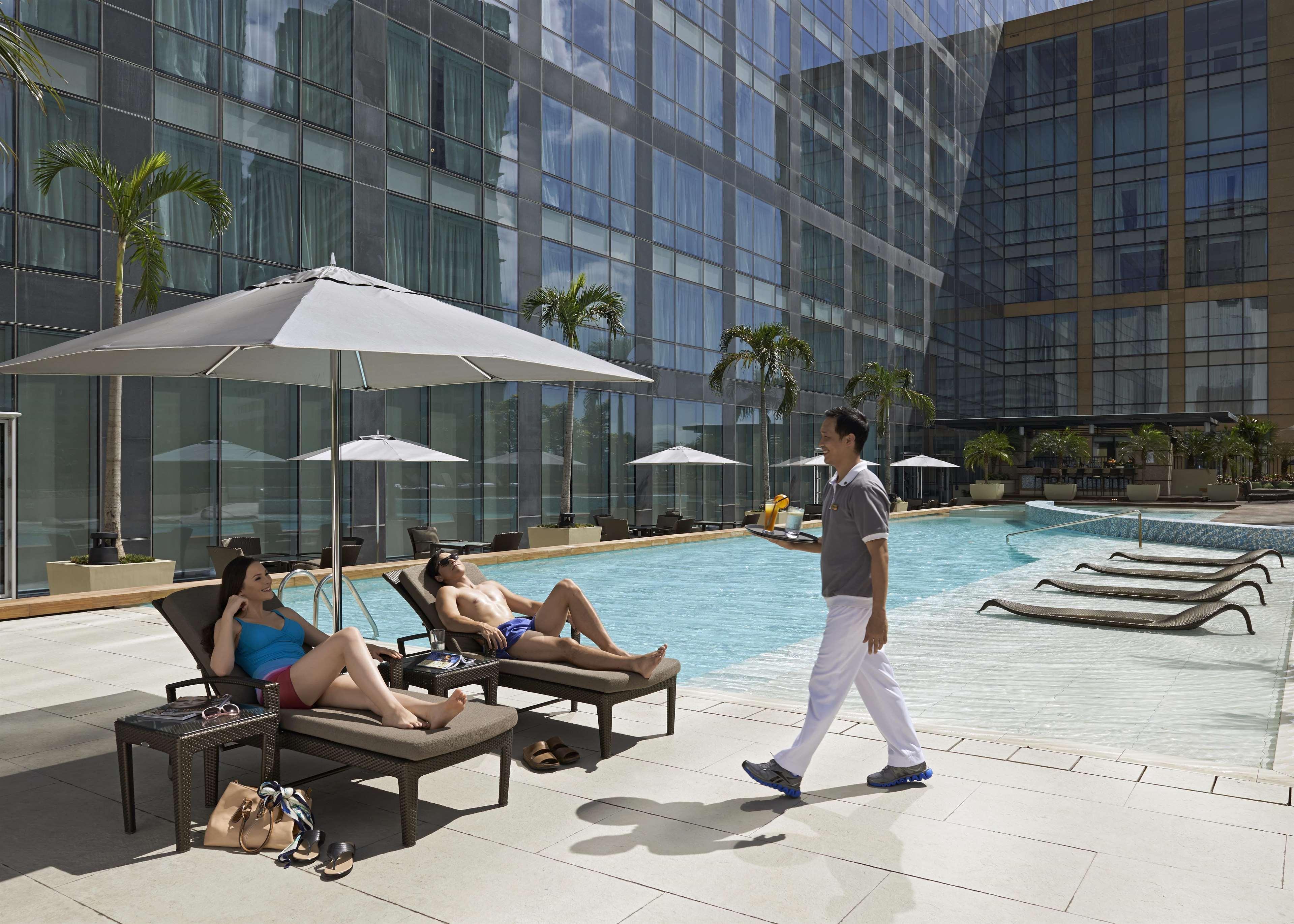 Fairmont Makati Hotel Makati City Kültér fotó The pool at the hotel