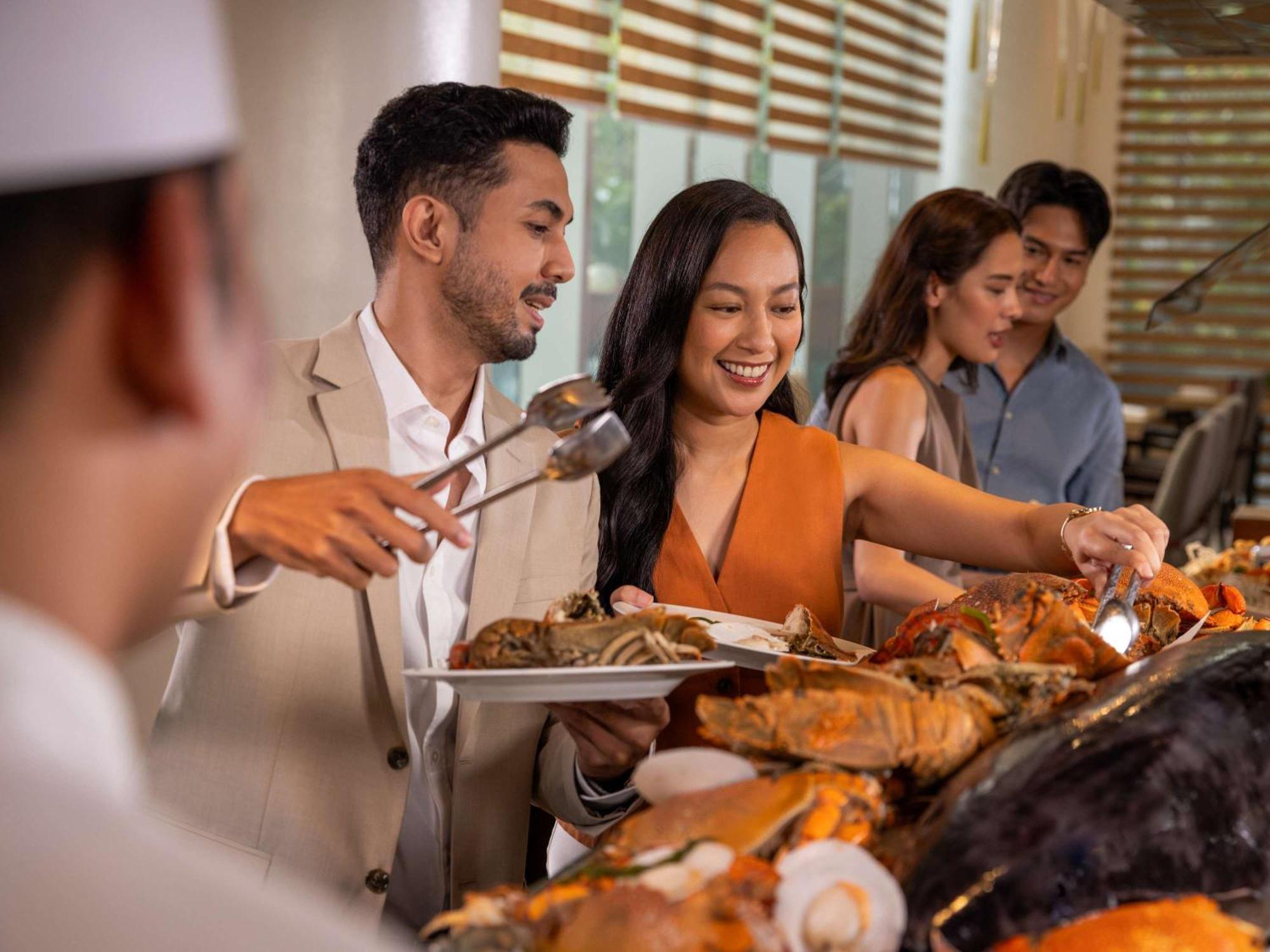 Fairmont Makati Hotel Makati City Kültér fotó A buffet at a hotel