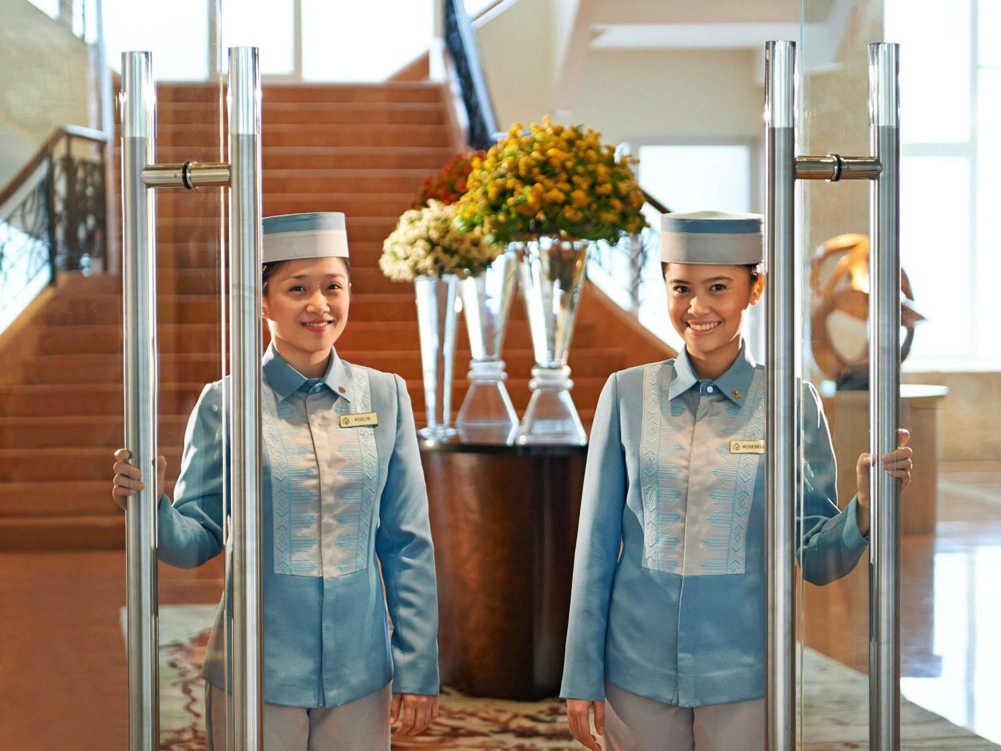 Fairmont Makati Hotel Makati City Kültér fotó Doormen at the Shangri-La Hotel, Kuala Lumpur