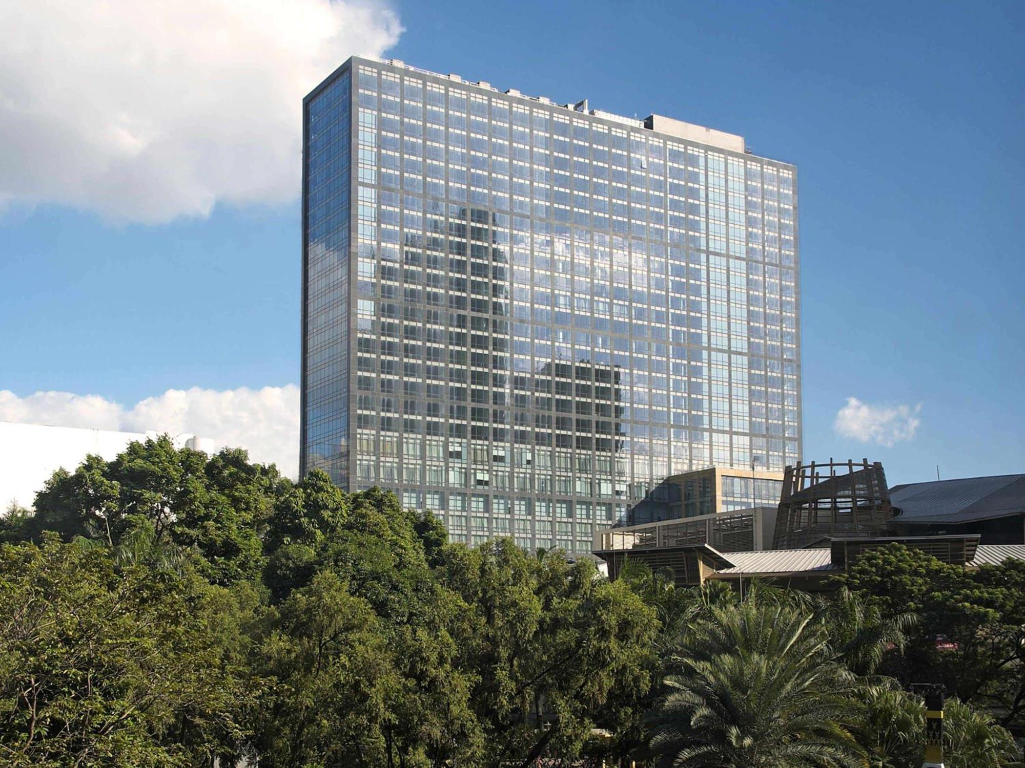 Fairmont Makati Hotel Makati City Kültér fotó The 101-story, 1,000-room, 1.2 million square feet (111,000 m2) Hyatt Regency Houston is the largest hotel in Texas.