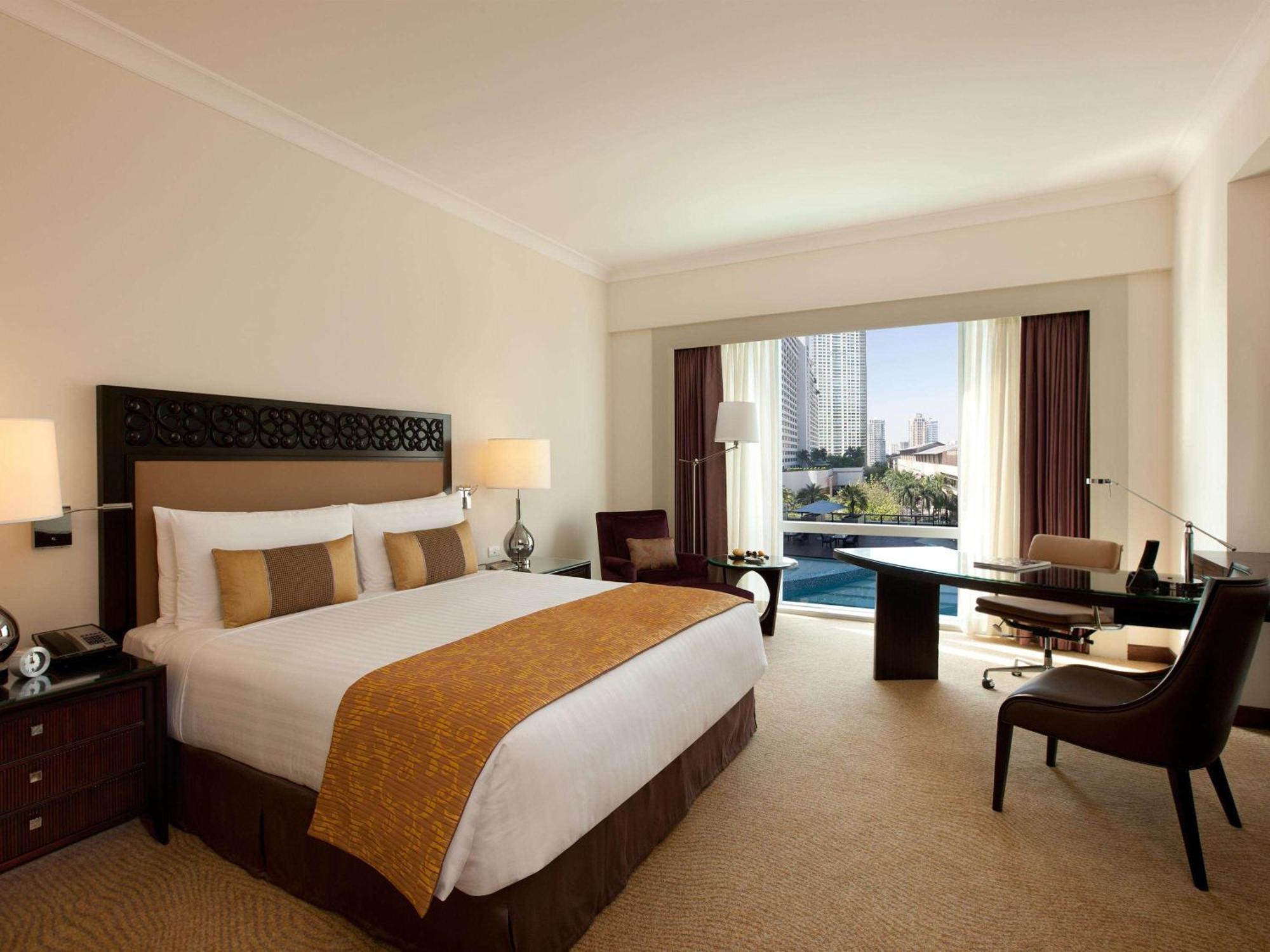 Fairmont Makati Hotel Makati City Kültér fotó A room at the hotel
