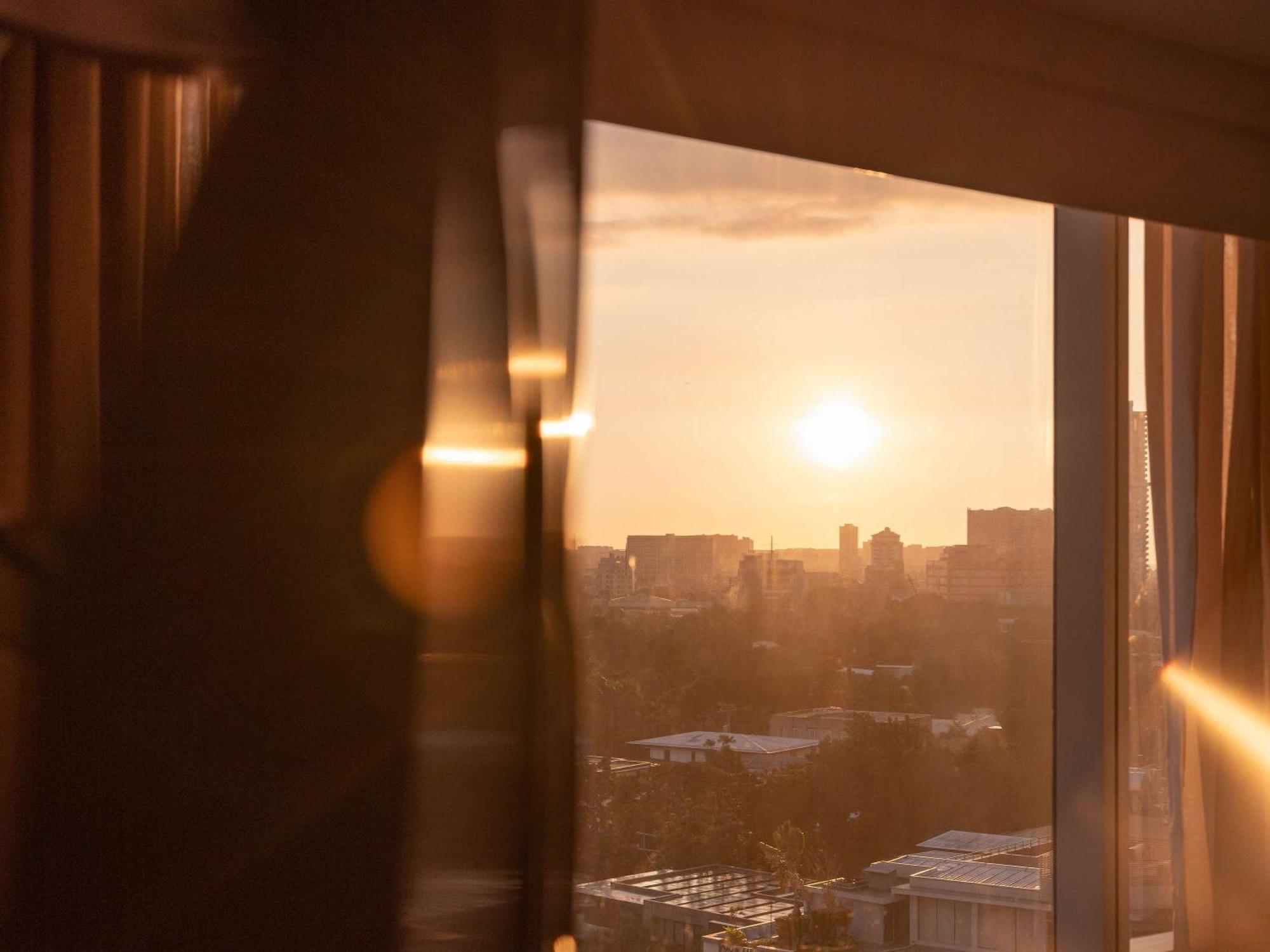 Fairmont Makati Hotel Makati City Kültér fotó Sunset view from the 10th floor