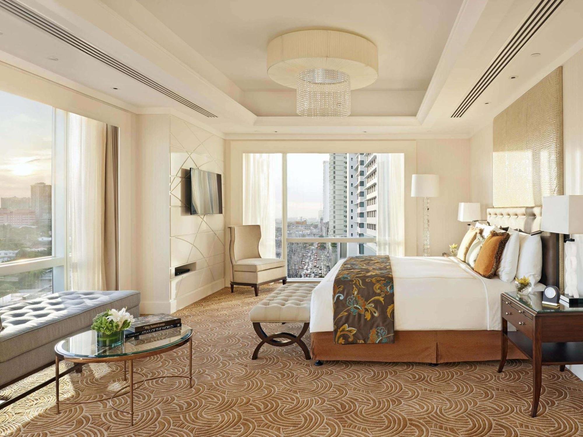 Fairmont Makati Hotel Makati City Kültér fotó A bedroom at the Shangri-La Hotel, Kuala Lumpur