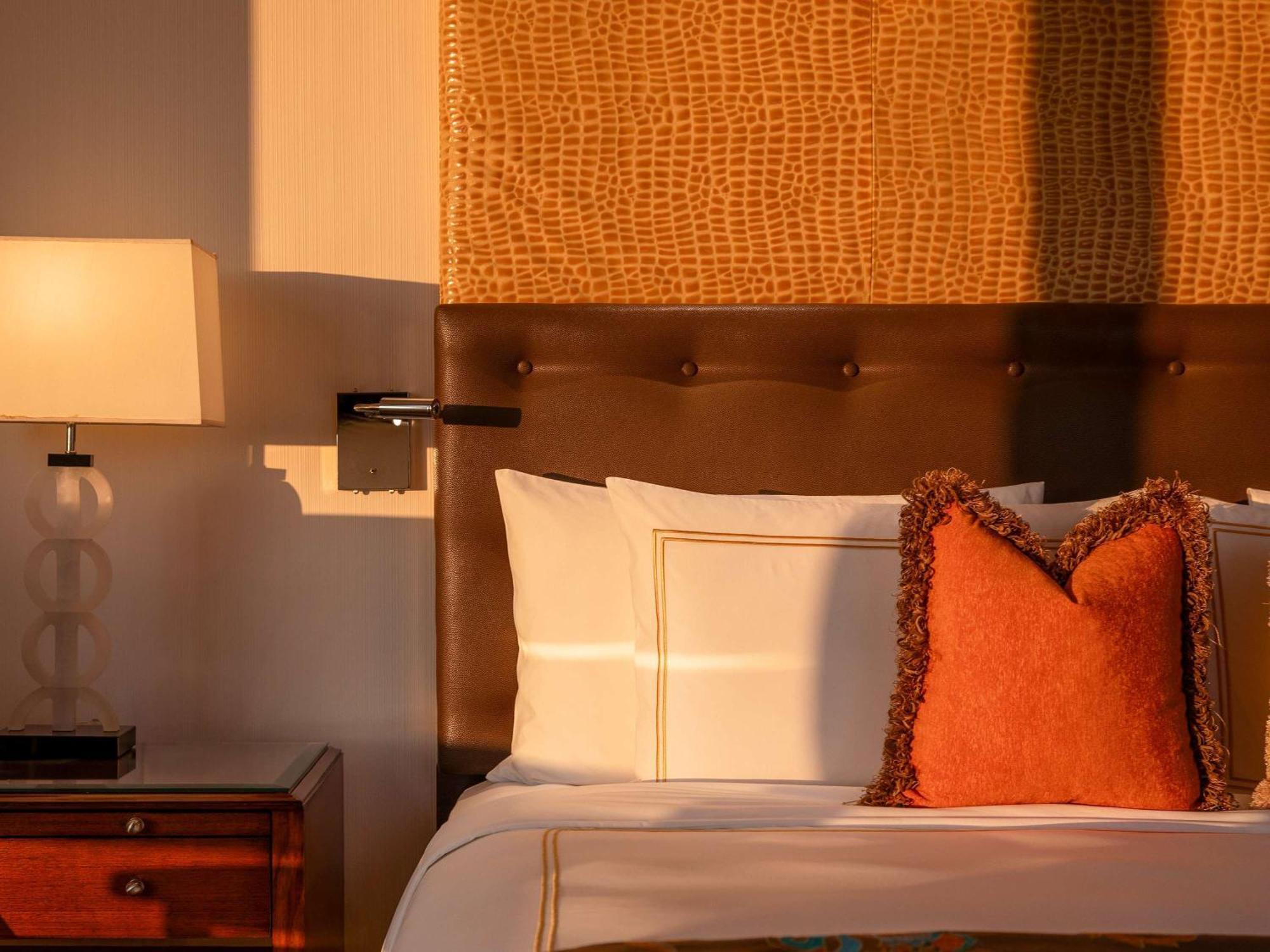 Fairmont Makati Hotel Makati City Kültér fotó A bed with a headboard