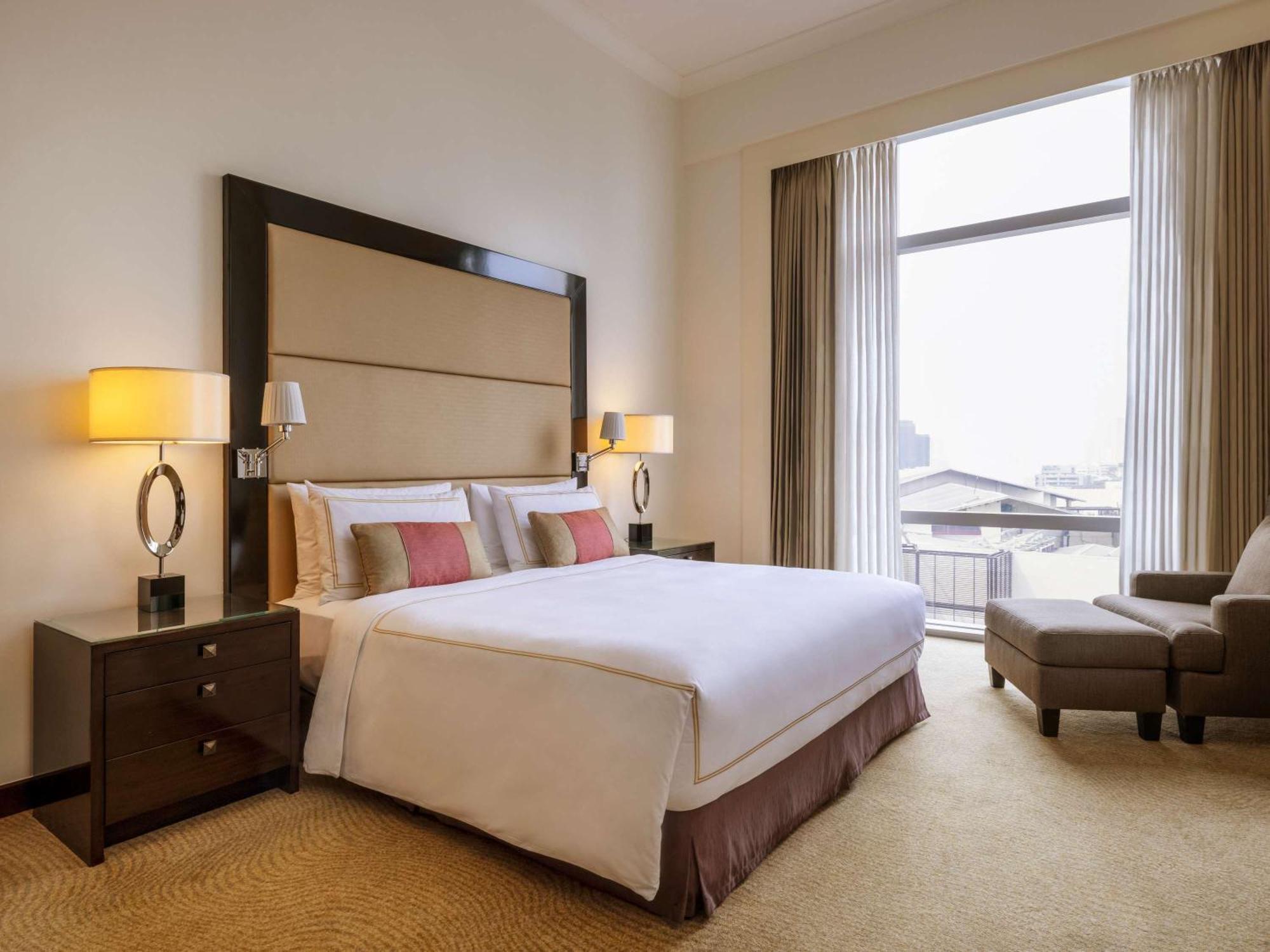 Fairmont Makati Hotel Makati City Kültér fotó A bedroom at the hotel